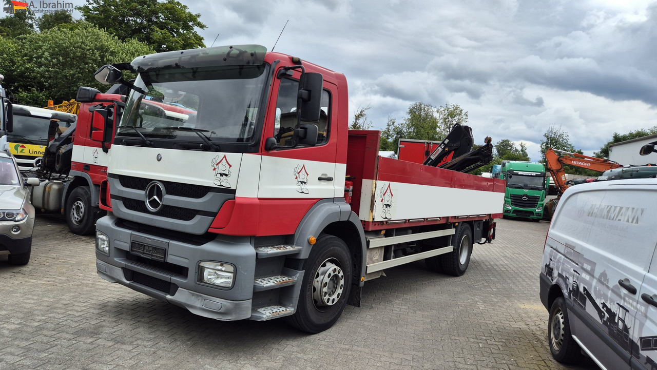 Mercedes-Benz 1829L mit Kran HIAB 111 Hiduo , Funk FB - Bortu kravas automašīna/ Platforma, Kravas auto ar manipulatoru: foto 1 Mercedes-Benz 1829L mit Kran HIAB 111 Hiduo , Funk FB - Bortu kravas automašīna/ Platforma, Kravas auto ar manipulatoru: foto 1