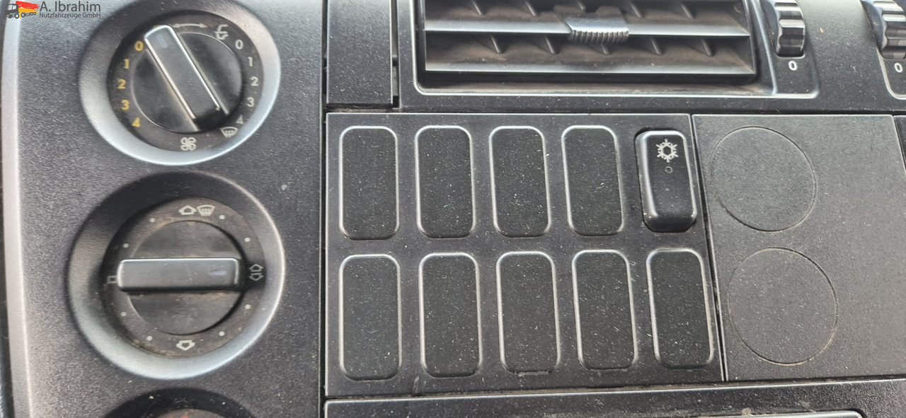 Mercedes-Benz 823 LBW | Radstand 4900 mm | 7.2 m Pritsche Klima | 3 Pedals - Furgons ar tentu: foto 2 Mercedes-Benz 823 LBW | Radstand 4900 mm | 7.2 m Pritsche Klima | 3 Pedals - Furgons ar tentu: foto 2