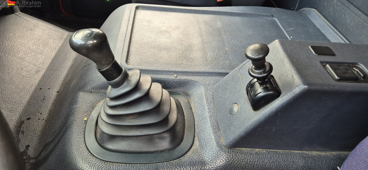 Mercedes-Benz 823 LBW | Radstand 4900 mm | 7.2 m Pritsche Klima | 3 Pedals - Furgons ar tentu: foto 3 Mercedes-Benz 823 LBW | Radstand 4900 mm | 7.2 m Pritsche Klima | 3 Pedals - Furgons ar tentu: foto 3