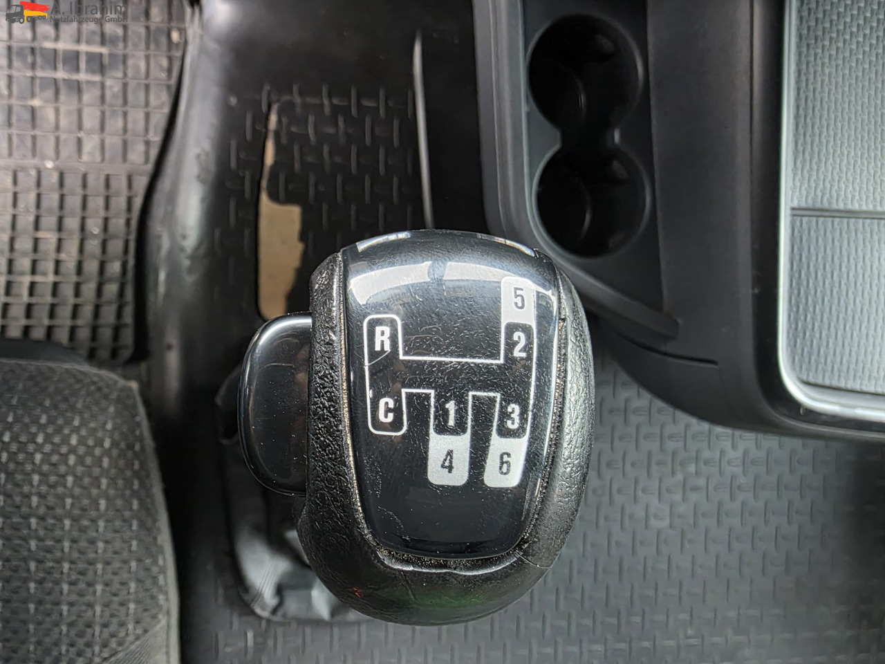 Scania R560 | 6x4 | V8 | Blatt Blatt | Schaltgetriebe |Kipphydraulik | Klima | Trommelbremse| 3 Pedals - Vilcējs: foto 4 Scania R560 | 6x4 | V8 | Blatt Blatt | Schaltgetriebe |Kipphydraulik | Klima | Trommelbremse| 3 Pedals - Vilcējs: foto 4