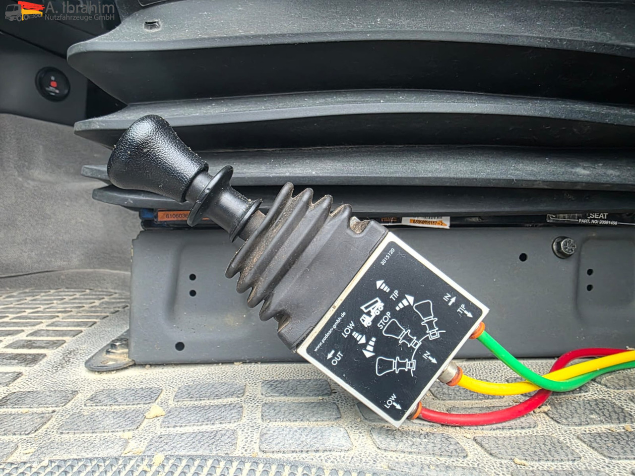 Volvo FH 520 | 6x4 | Schaltgetriebe | Blatt Blatt Klima | Trommelbremse | 3 Pedals - Vilcējs: foto 4 Volvo FH 520 | 6x4 | Schaltgetriebe | Blatt Blatt Klima | Trommelbremse | 3 Pedals - Vilcējs: foto 4