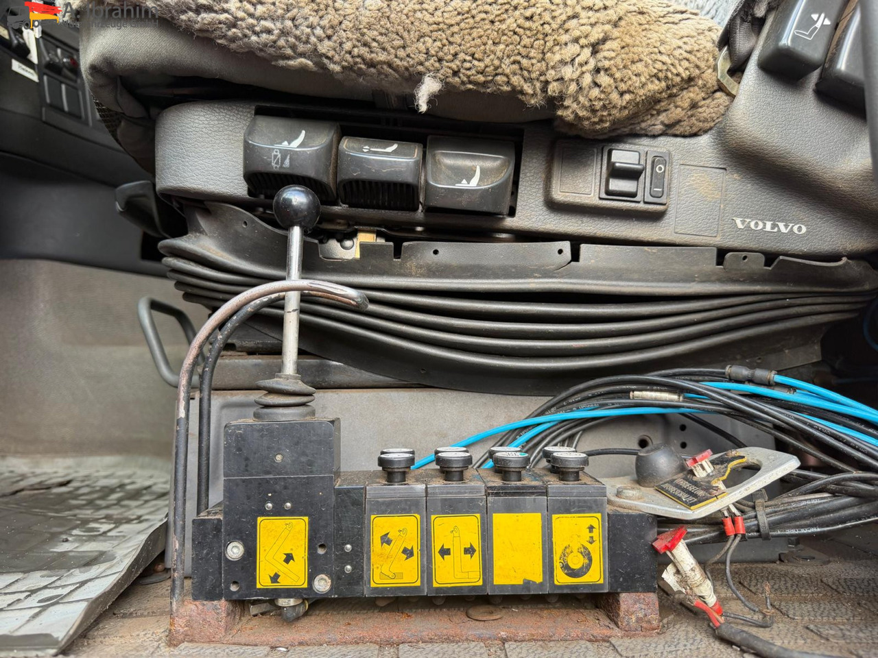 Volvo FH12-420 8x2 Fahrzeugpapiere Schweiz - Pacēlājs ar āķi: foto 4 Volvo FH12-420 8x2 Fahrzeugpapiere Schweiz - Pacēlājs ar āķi: foto 4