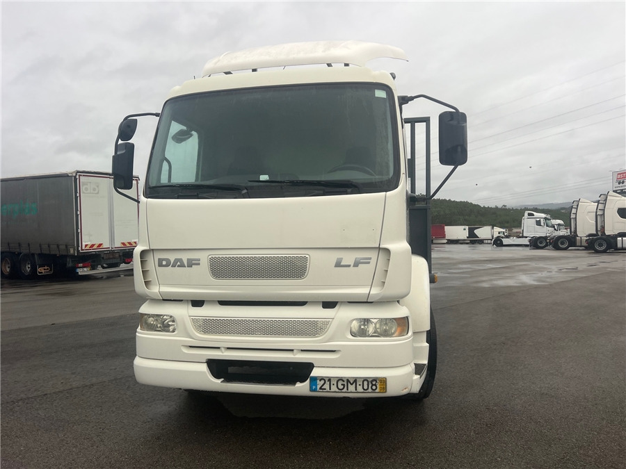 DAF LF 55.220 - Bortu kravas automašīna/ Platforma: foto 2 DAF LF 55.220 - Bortu kravas automašīna/ Platforma: foto 2