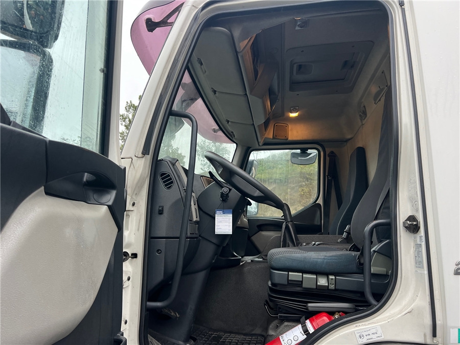 Interior photo 1: Kravas automašīna ar tentu Volvo FE 280