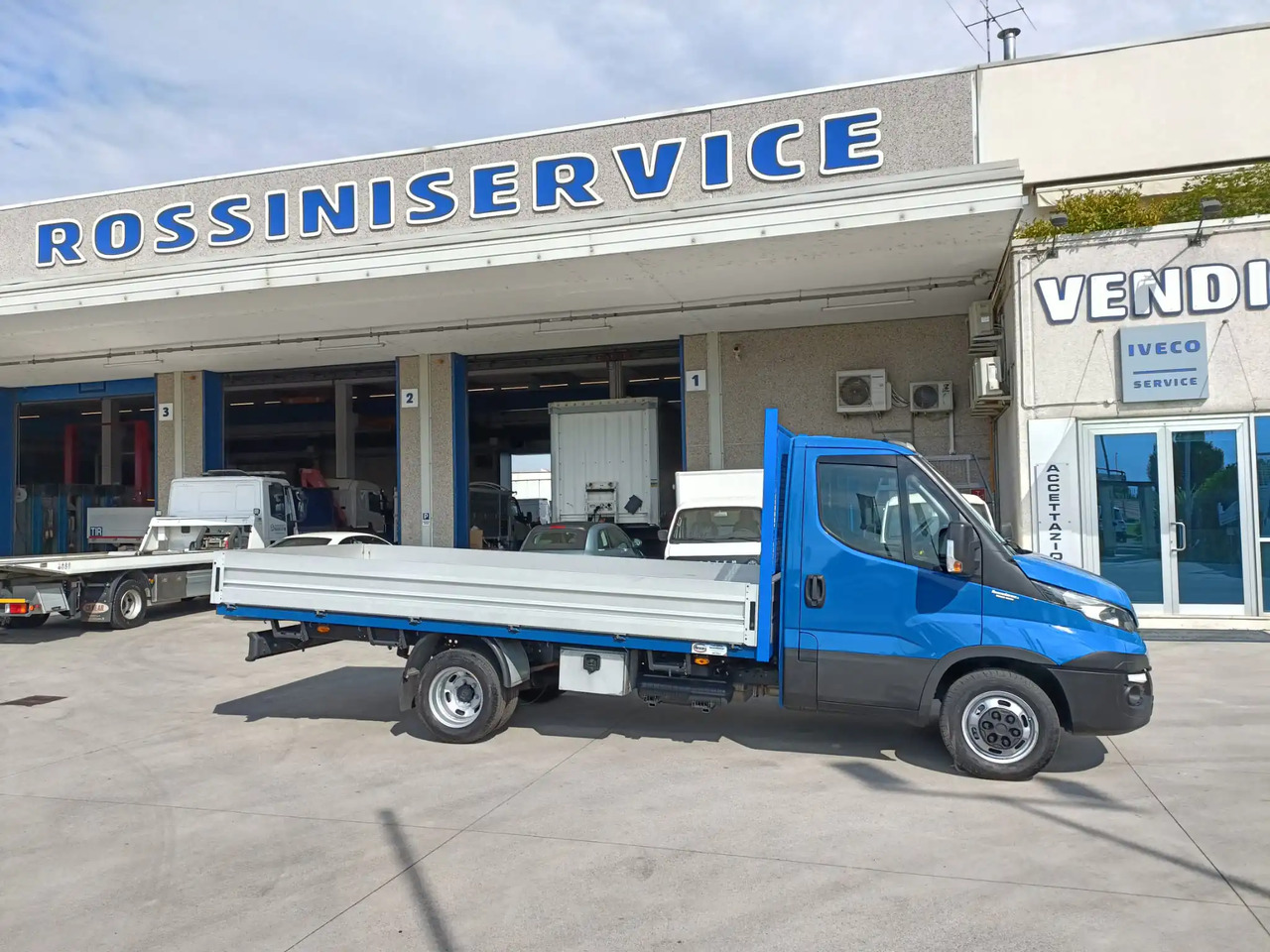 IVECO DAILY 35C15 - Automašīna ar kravas platformu: foto 2 IVECO DAILY 35C15 - Automašīna ar kravas platformu: foto 2