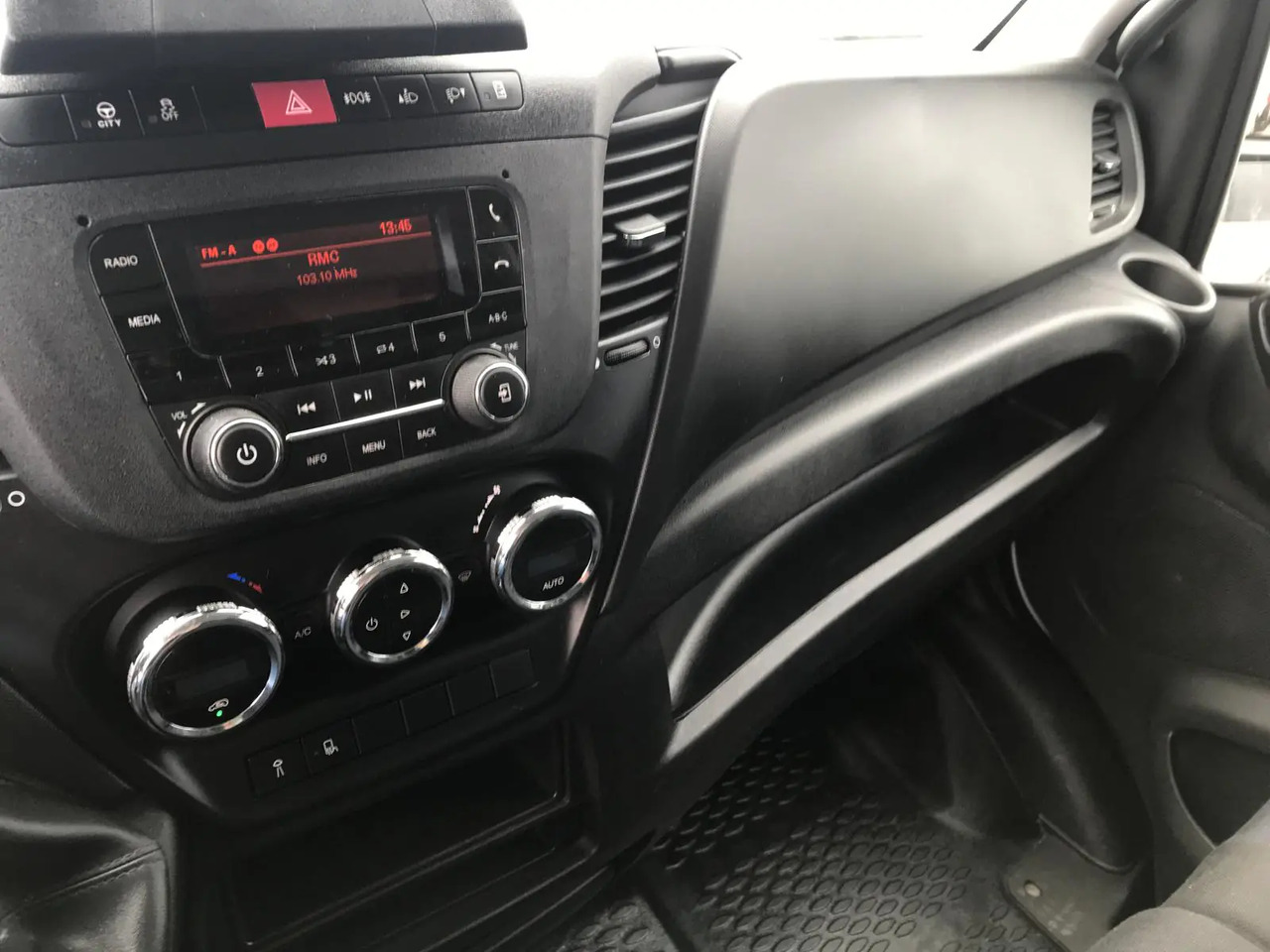 IVECO DAILY 35C16 CC 3000 - Furgons ar tentu: foto 5 IVECO DAILY 35C16 CC 3000 - Furgons ar tentu: foto 5