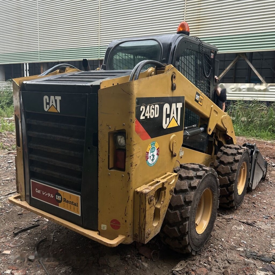 Kompaktiekrāvējs Caterpillar 246D: foto 8