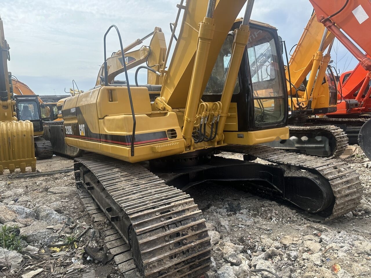 Caterpillar 320B - Kāpurķēžu ekskavators: foto 2 Caterpillar 320B - Kāpurķēžu ekskavators: foto 2