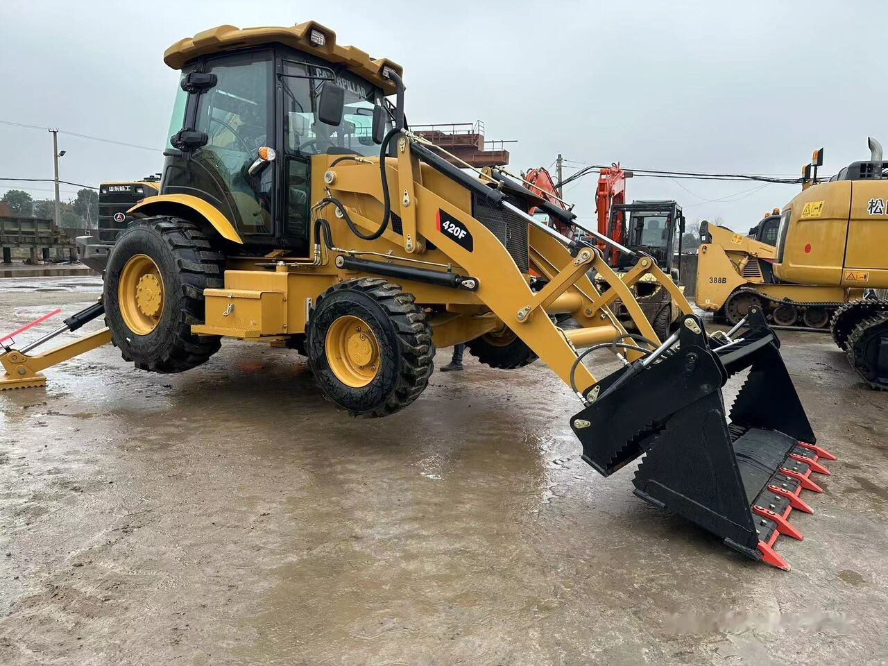 Caterpillar 420F - Ekskavators-iekrāvējs: foto 1 Caterpillar 420F - Ekskavators-iekrāvējs: foto 1