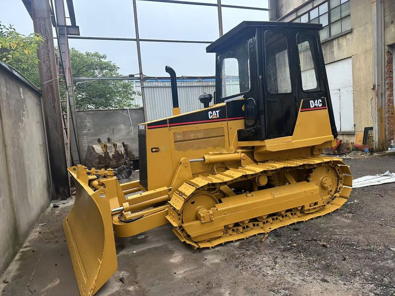 Caterpillar D4C - Buldozers: foto 1 Caterpillar D4C - Buldozers: foto 1