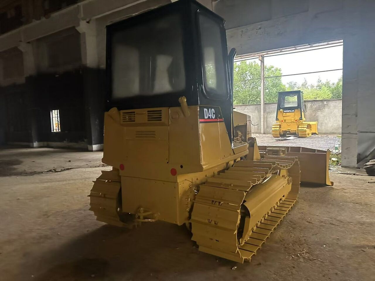 Caterpillar D4C - Buldozers: foto 3 Caterpillar D4C - Buldozers: foto 3