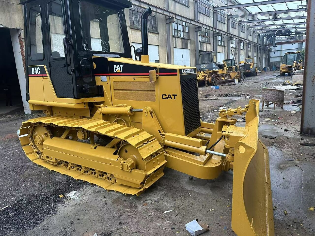 Caterpillar D4C - Buldozers: foto 2 Caterpillar D4C - Buldozers: foto 2