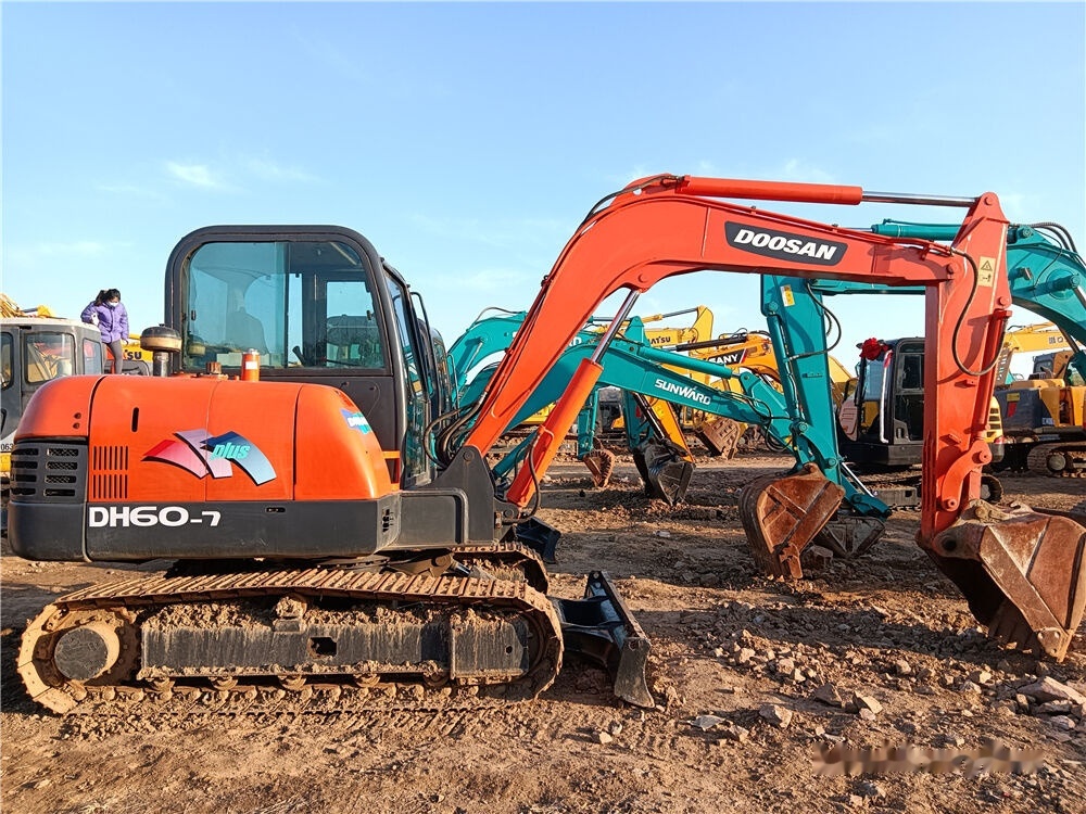 Doosan DH60-7 - Mini-ekskavators: foto 1 Doosan DH60-7 - Mini-ekskavators: foto 1