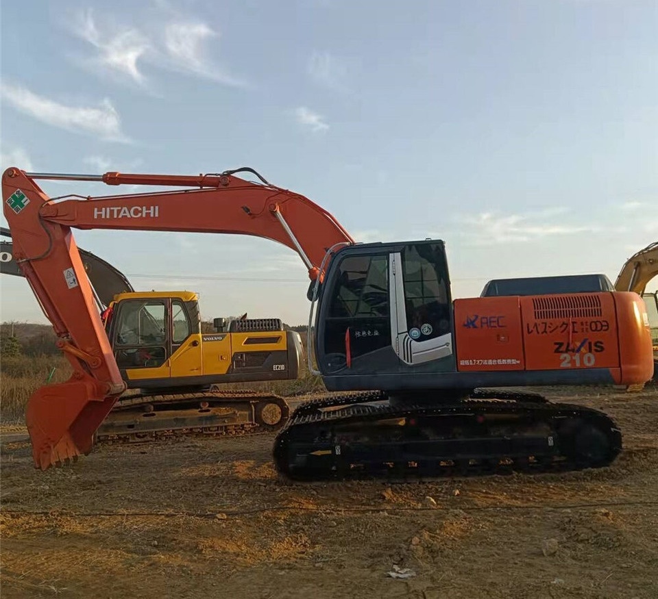 Hitachi 210-3 - Kāpurķēžu ekskavators: foto 1 Hitachi 210-3 - Kāpurķēžu ekskavators: foto 1