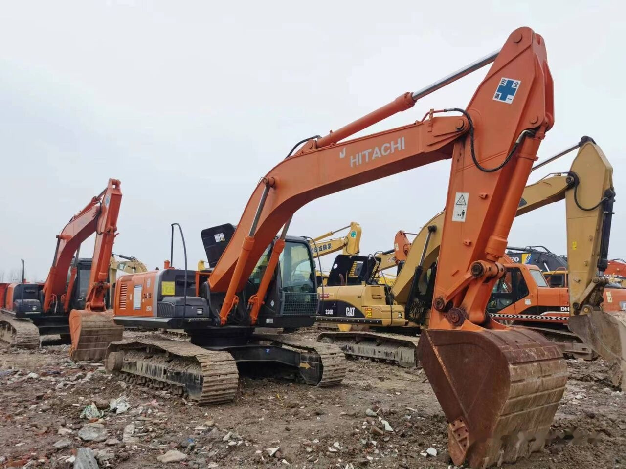 Hitachi ZX250 - Kāpurķēžu ekskavators: foto 1 Hitachi ZX250 - Kāpurķēžu ekskavators: foto 1