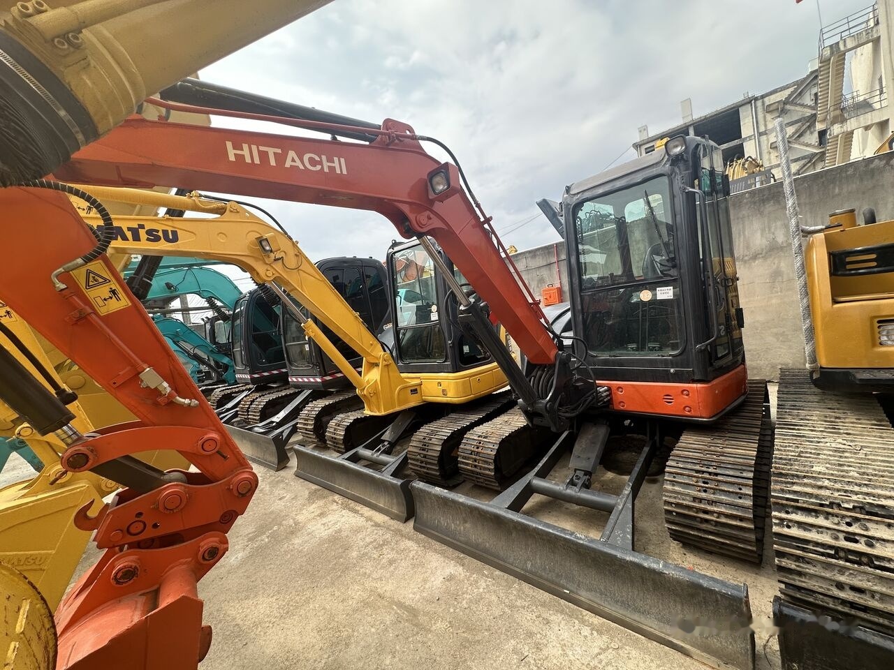 Hitachi ZX50U-2 - Mini-ekskavators: foto 2 Hitachi ZX50U-2 - Mini-ekskavators: foto 2