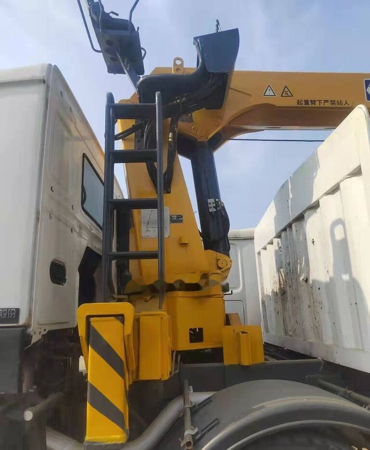 Howo 371 - Kravas automašīna pašizgāzējs, Kravas auto ar manipulatoru: foto 2 Howo 371 - Kravas automašīna pašizgāzējs, Kravas auto ar manipulatoru: foto 2
