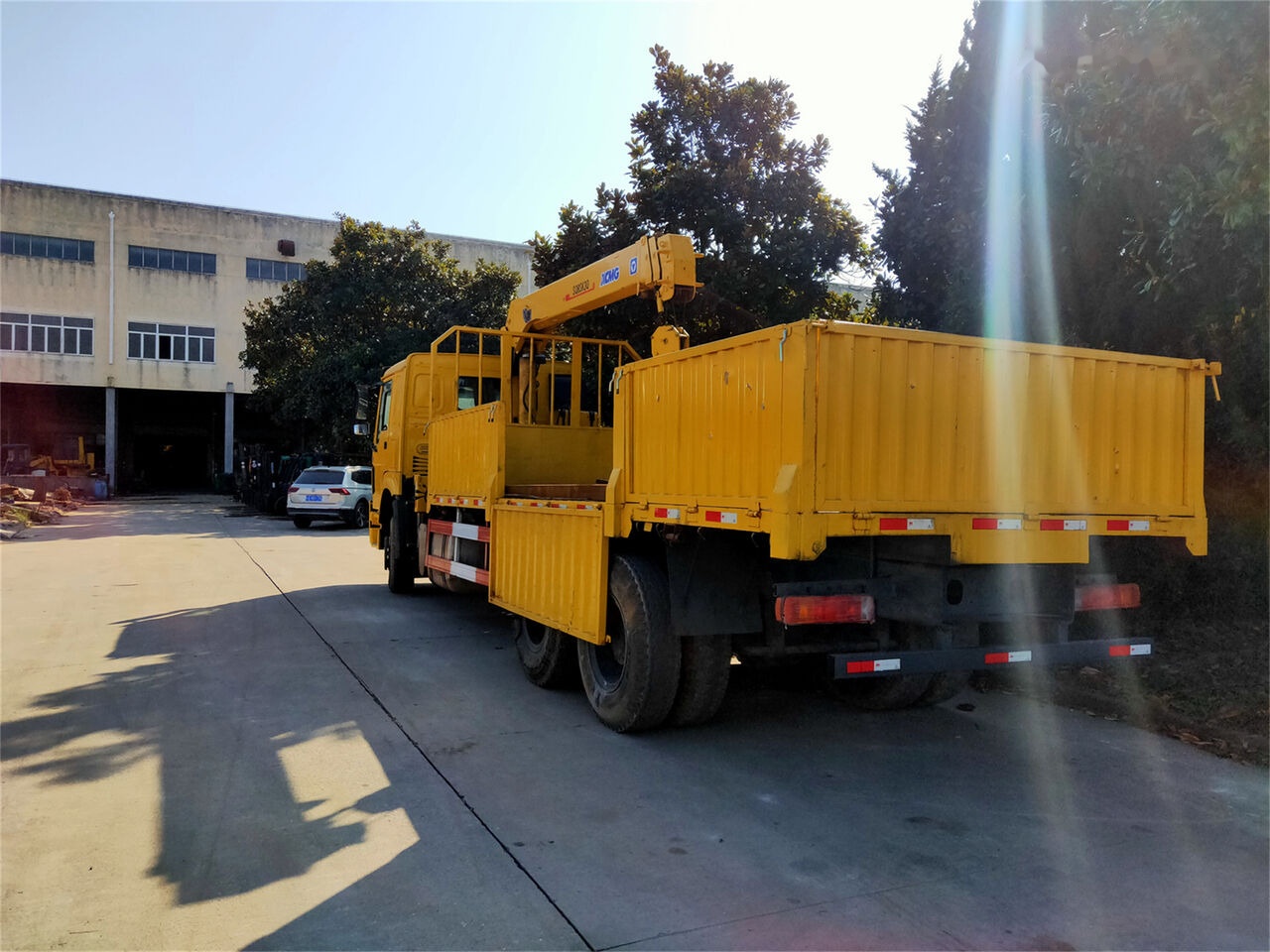 Howo 375 - Kravas automašīna pašizgāzējs, Kravas auto ar manipulatoru: foto 1 Howo 375 - Kravas automašīna pašizgāzējs, Kravas auto ar manipulatoru: foto 1