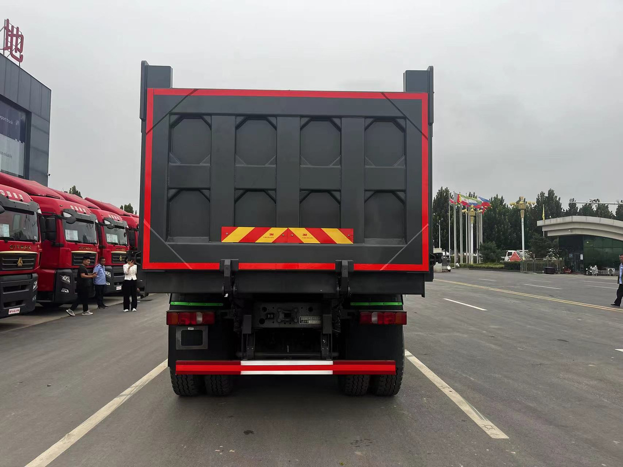 Howo G7W 6X4 Dump Truck - Kravas automašīna pašizgāzējs: foto 5 Howo G7W 6X4 Dump Truck - Kravas automašīna pašizgāzējs: foto 5