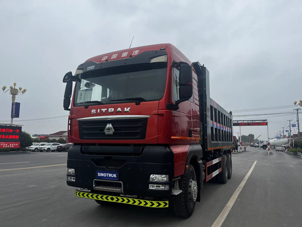 Howo G7W 6X4 Dump Truck - Kravas automašīna pašizgāzējs: foto 1 Howo G7W 6X4 Dump Truck - Kravas automašīna pašizgāzējs: foto 1