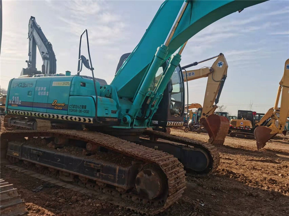 Kobelco SK210LC - Kāpurķēžu ekskavators: foto 1 Kobelco SK210LC - Kāpurķēžu ekskavators: foto 1