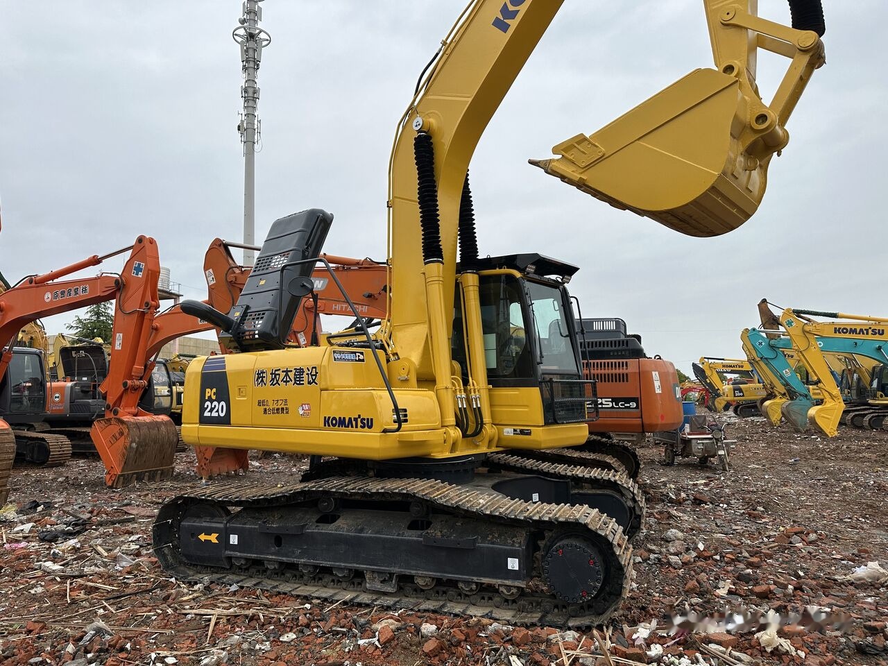 Kāpurķēžu ekskavators Komatsu PC220-8: foto 6