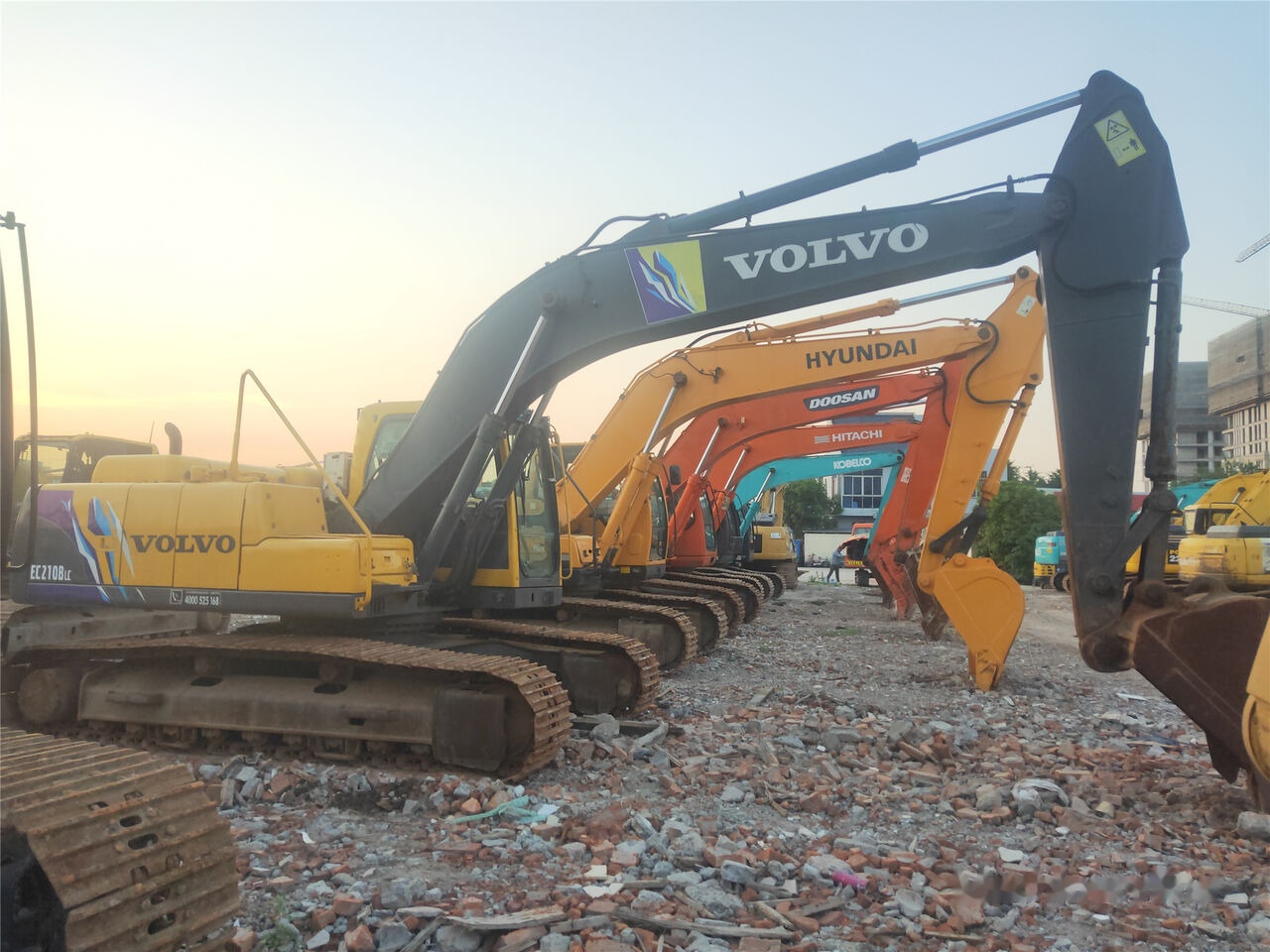 Volvo EC210BLC - Kāpurķēžu ekskavators: foto 5 Volvo EC210BLC - Kāpurķēžu ekskavators: foto 5