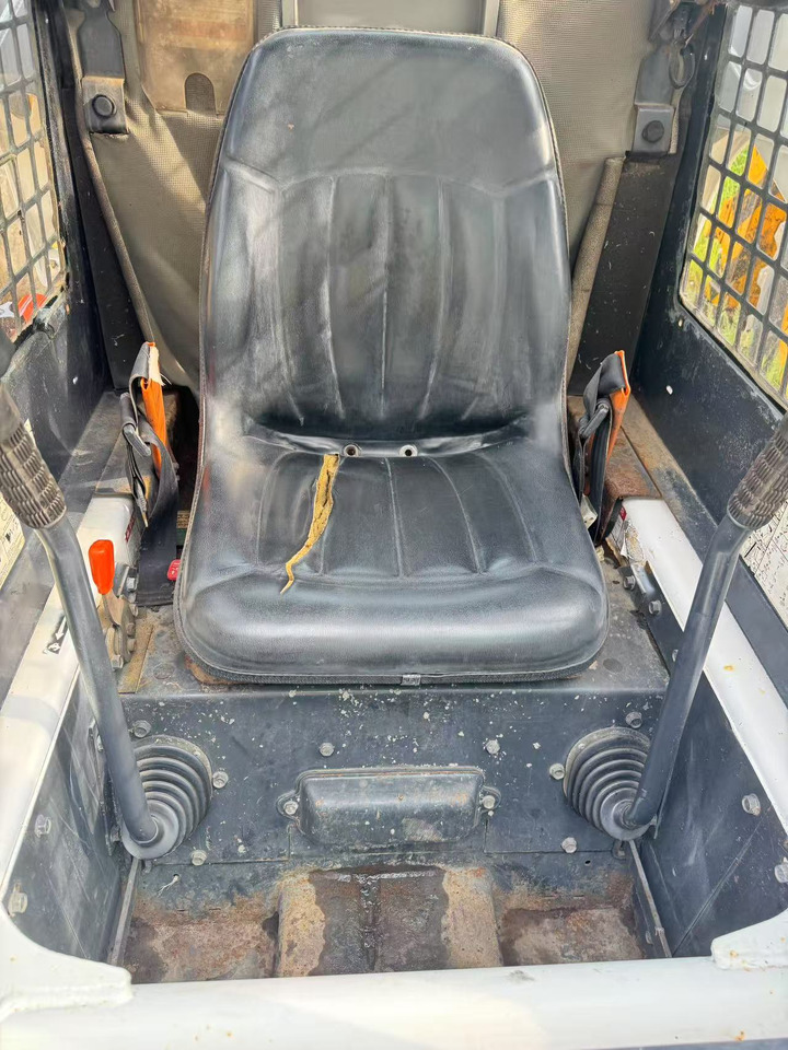 BOBCAT S300 - Kompaktiekrāvējs: foto 5 BOBCAT S300 - Kompaktiekrāvējs: foto 5