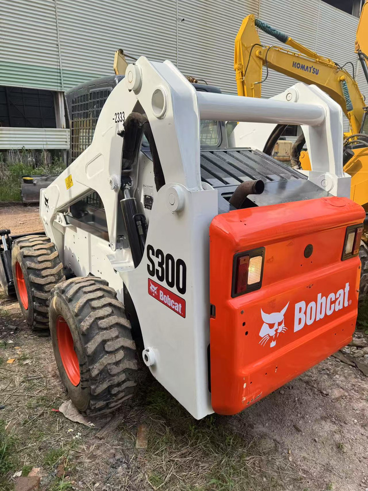 BOBCAT S300 - Kompaktiekrāvējs: foto 1 BOBCAT S300 - Kompaktiekrāvējs: foto 1