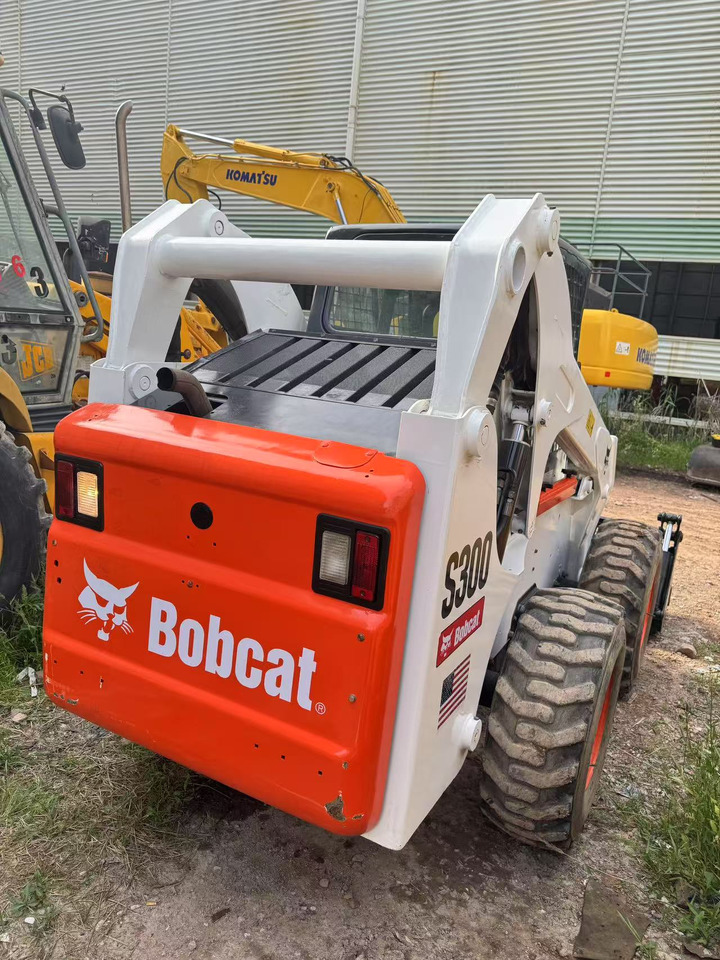 BOBCAT S300 - Ekskavators-iekrāvējs: foto 4 BOBCAT S300 - Ekskavators-iekrāvējs: foto 4