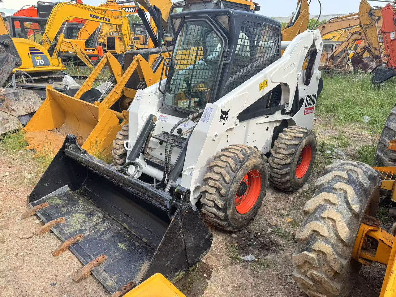 BOBCAT S300 - Ekskavators-iekrāvējs: foto 1 BOBCAT S300 - Ekskavators-iekrāvējs: foto 1