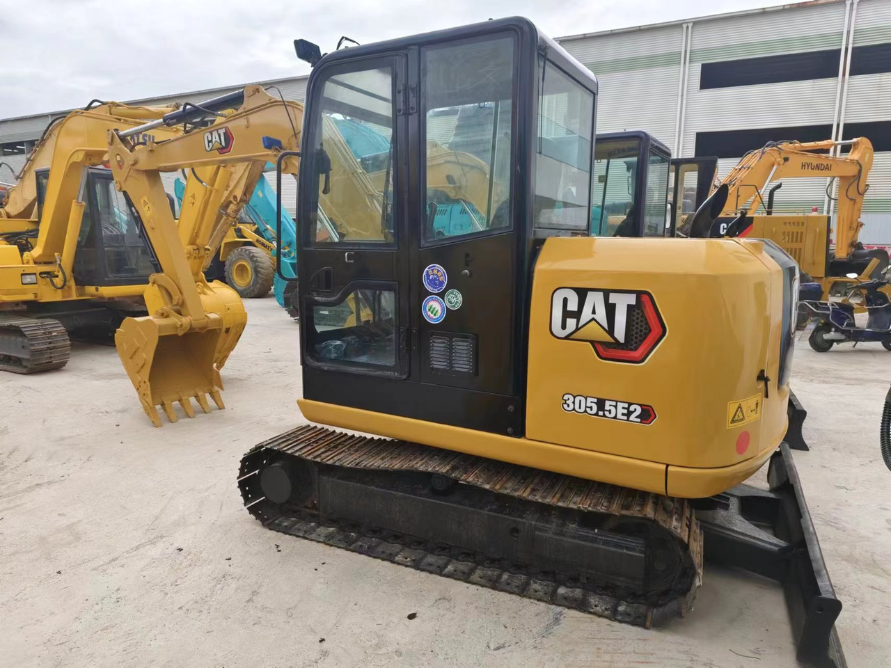 CATERPILLAR 305.5e2 - Kāpurķēžu ekskavators: foto 1 CATERPILLAR 305.5e2 - Kāpurķēžu ekskavators: foto 1