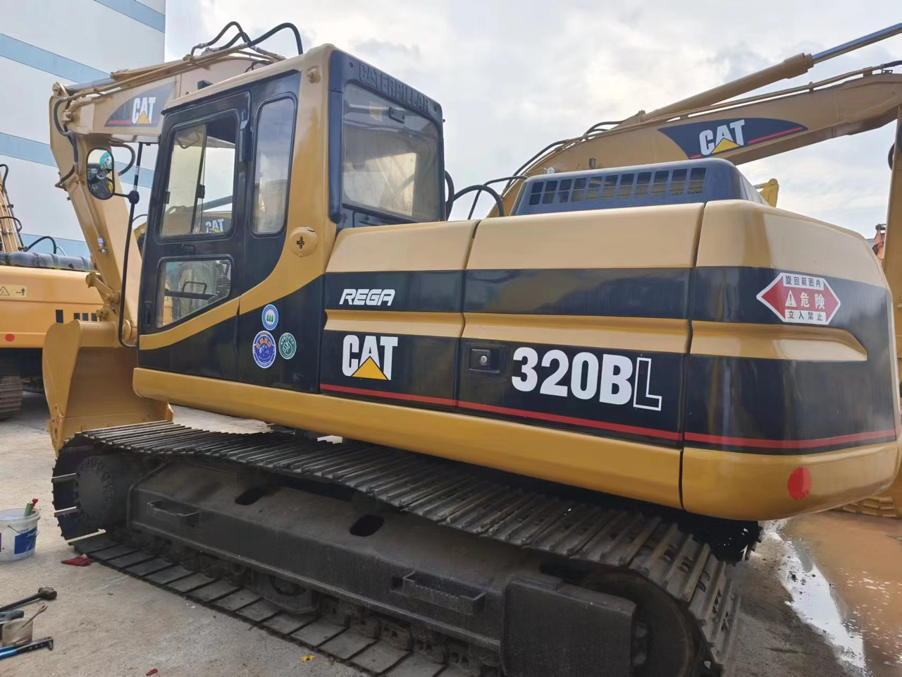 Kāpurķēžu ekskavators CATERPILLAR 320BL: foto 9