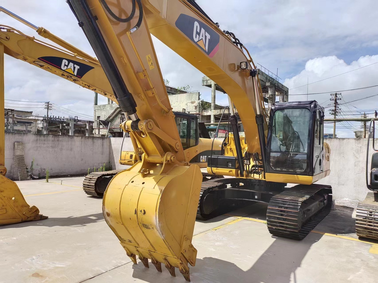CATERPILLAR 320D - Kāpurķēžu ekskavators: foto 1 CATERPILLAR 320D - Kāpurķēžu ekskavators: foto 1