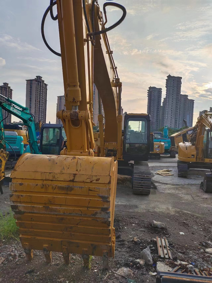 Kāpurķēžu ekskavators CATERPILLAR 325C: foto 6