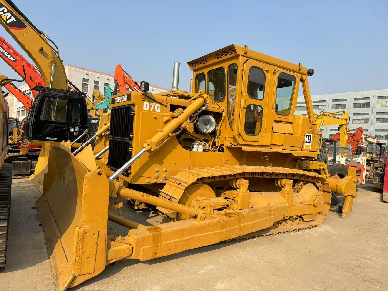 CATERPILLAR D7G - Buldozers: foto 1 CATERPILLAR D7G - Buldozers: foto 1