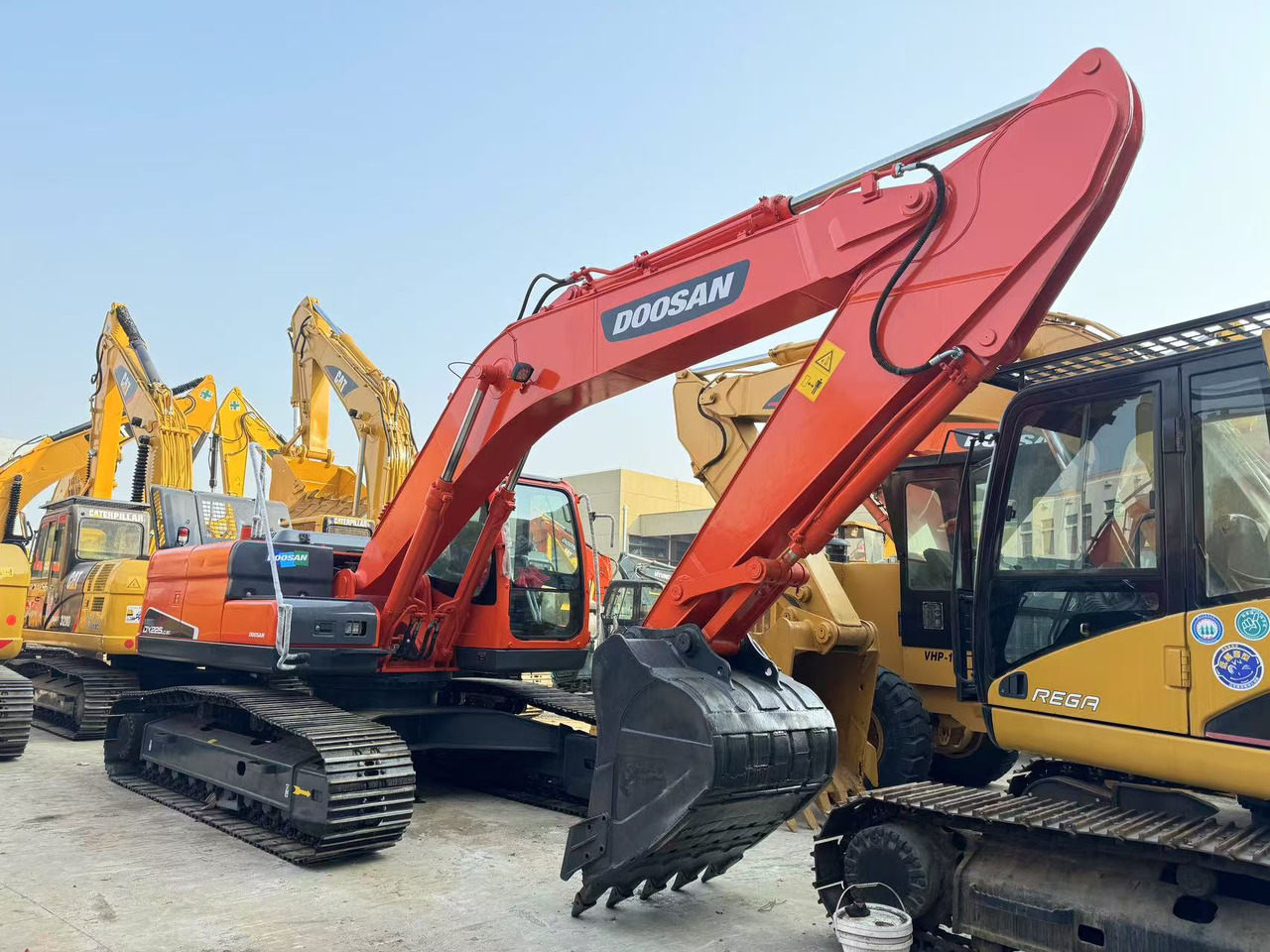 DOOSAN DX225 - Kāpurķēžu ekskavators: foto 1 DOOSAN DX225 - Kāpurķēžu ekskavators: foto 1