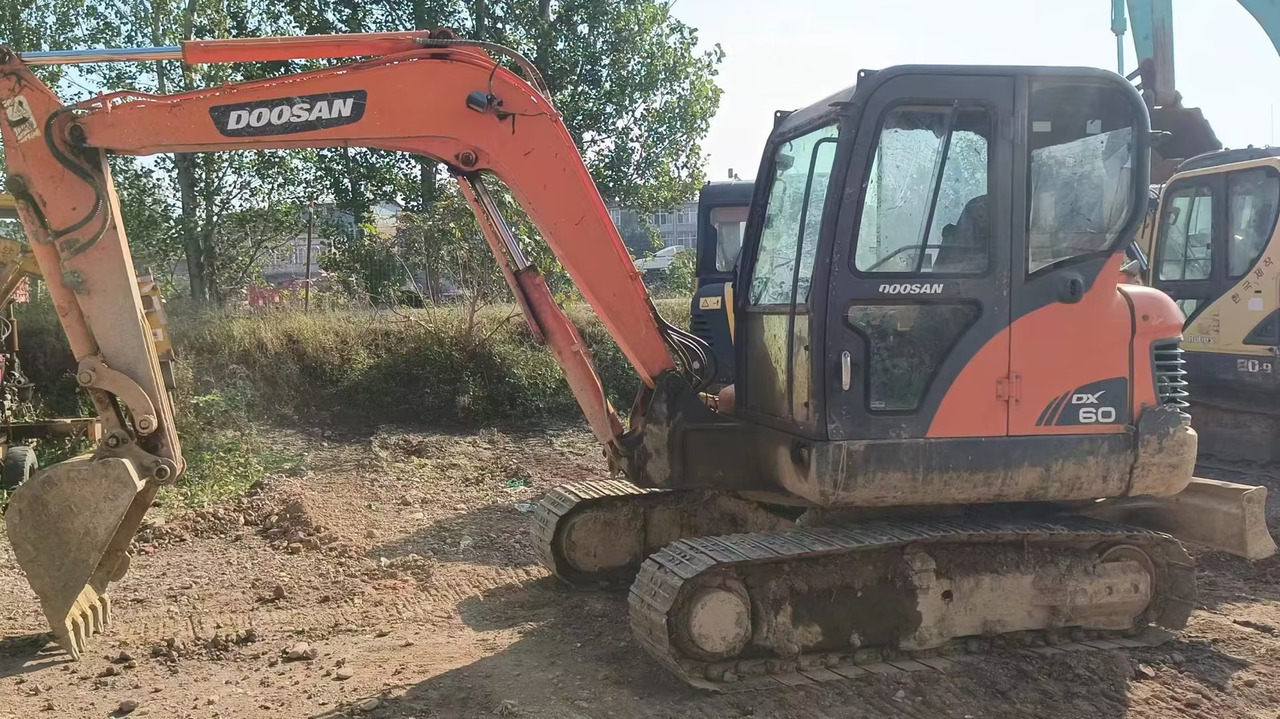 DOOSAN dx60 - Mini-ekskavators: foto 1 DOOSAN dx60 - Mini-ekskavators: foto 1