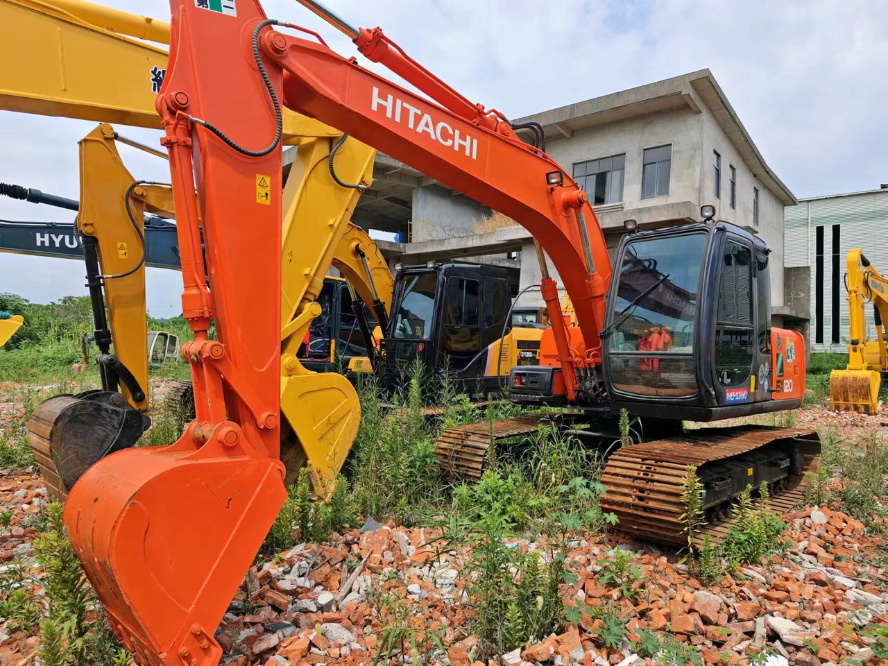 HITACHI EX120-5 - Kāpurķēžu ekskavators: foto 1 HITACHI EX120-5 - Kāpurķēžu ekskavators: foto 1