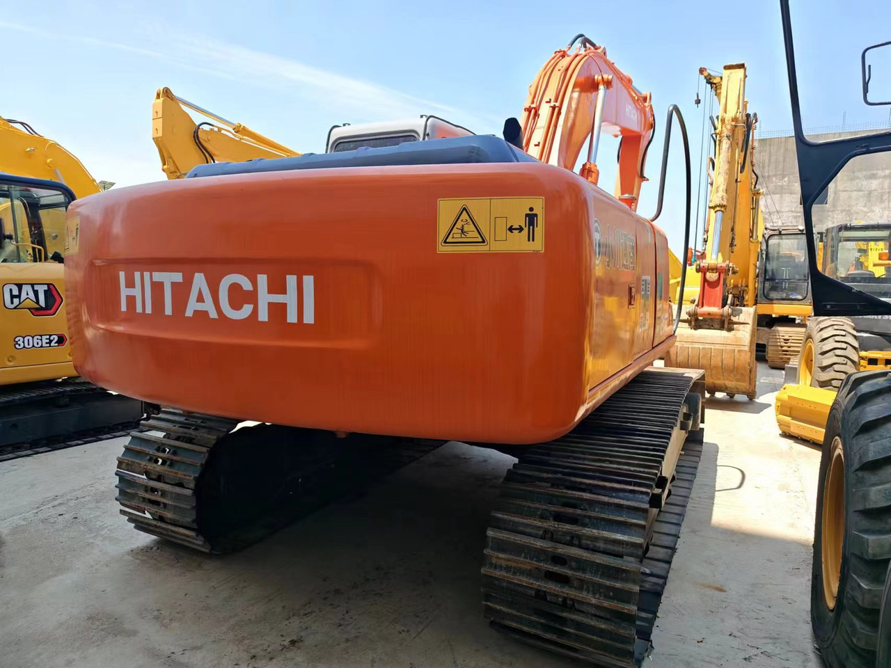 HITACHI EX200-5 - Kāpurķēžu ekskavators: foto 2 HITACHI EX200-5 - Kāpurķēžu ekskavators: foto 2