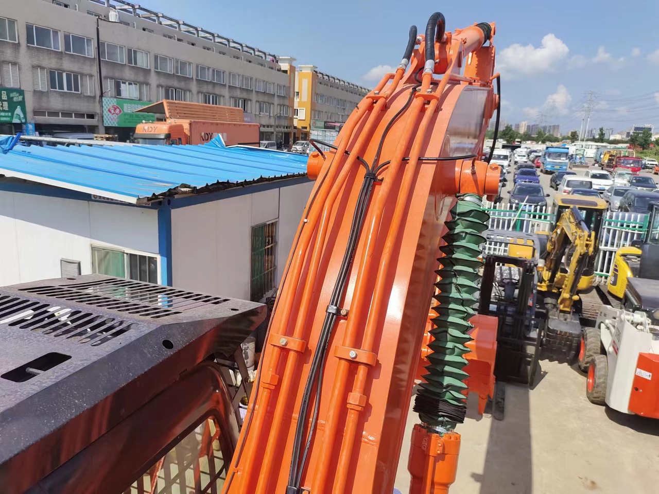 HITACHI ZX200 - Kāpurķēžu ekskavators: foto 4 HITACHI ZX200 - Kāpurķēžu ekskavators: foto 4