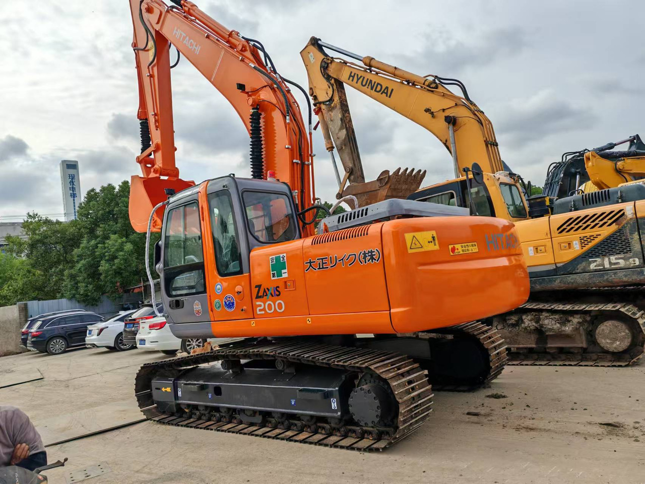 HITACHI ZX200 - Kāpurķēžu ekskavators: foto 1 HITACHI ZX200 - Kāpurķēžu ekskavators: foto 1