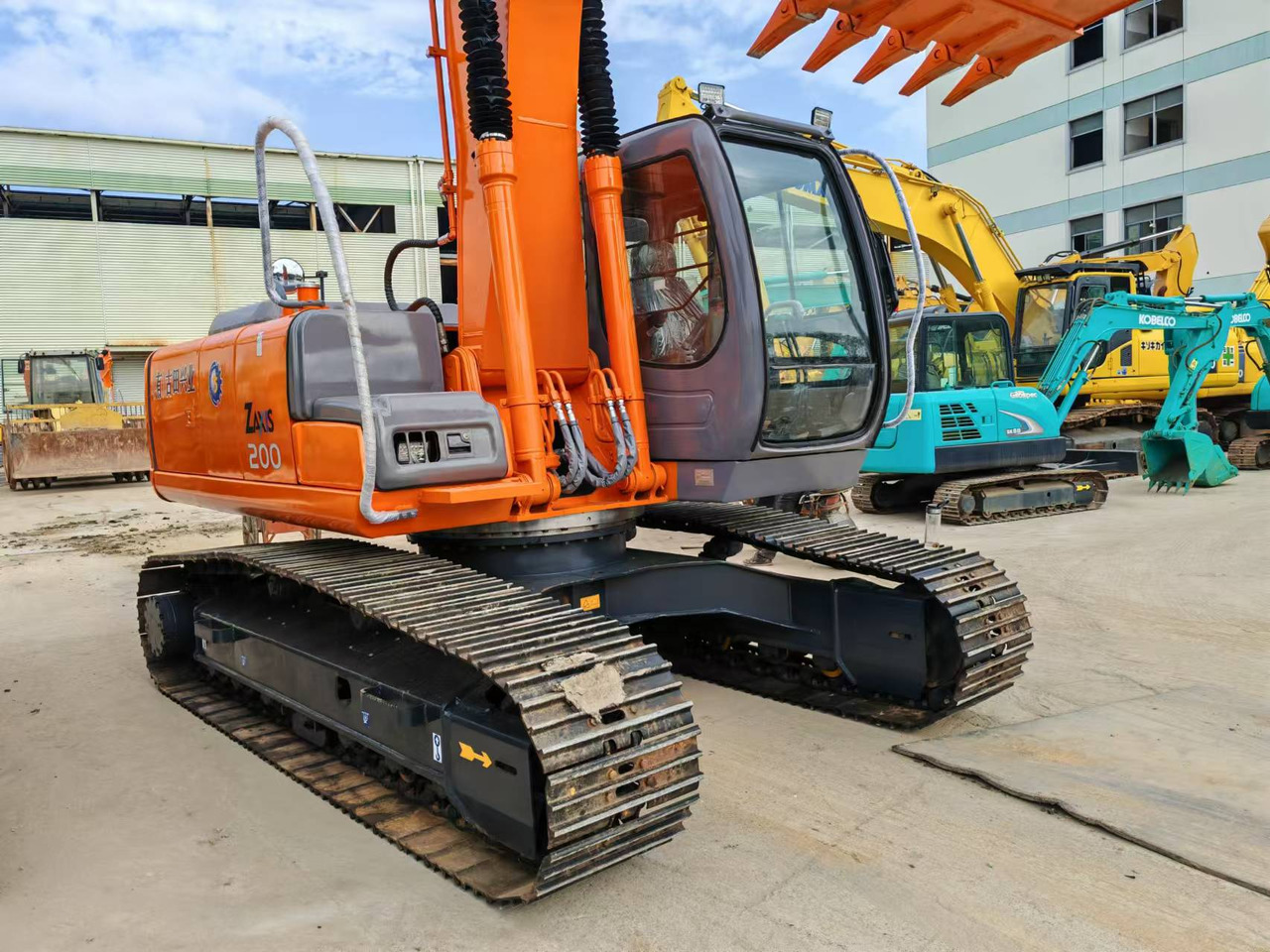 HITACHI ZX200 - Kāpurķēžu ekskavators: foto 3 HITACHI ZX200 - Kāpurķēžu ekskavators: foto 3