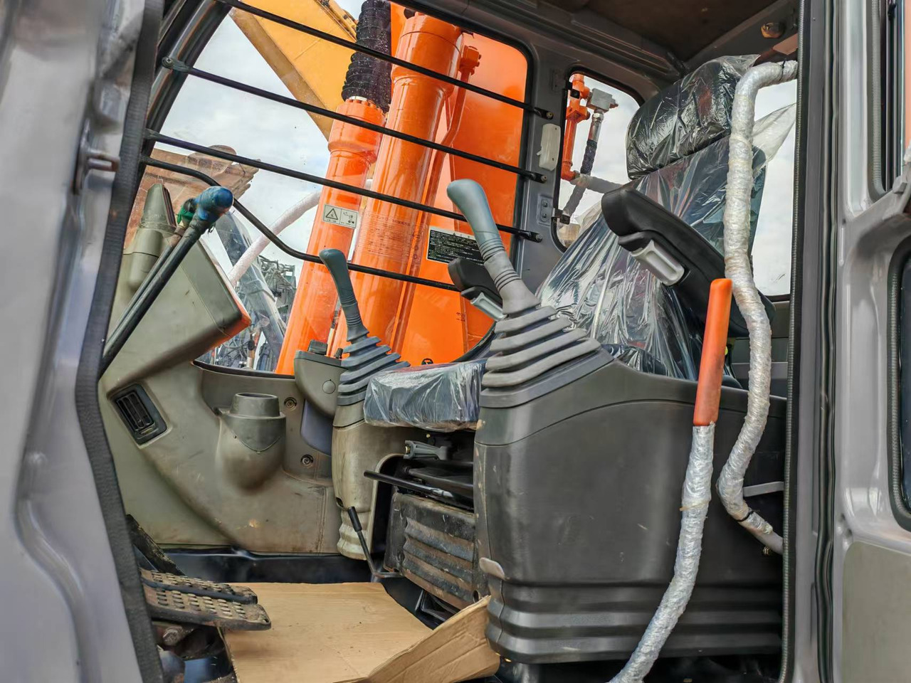 HITACHI ZX200 - Kāpurķēžu ekskavators: foto 4 HITACHI ZX200 - Kāpurķēžu ekskavators: foto 4