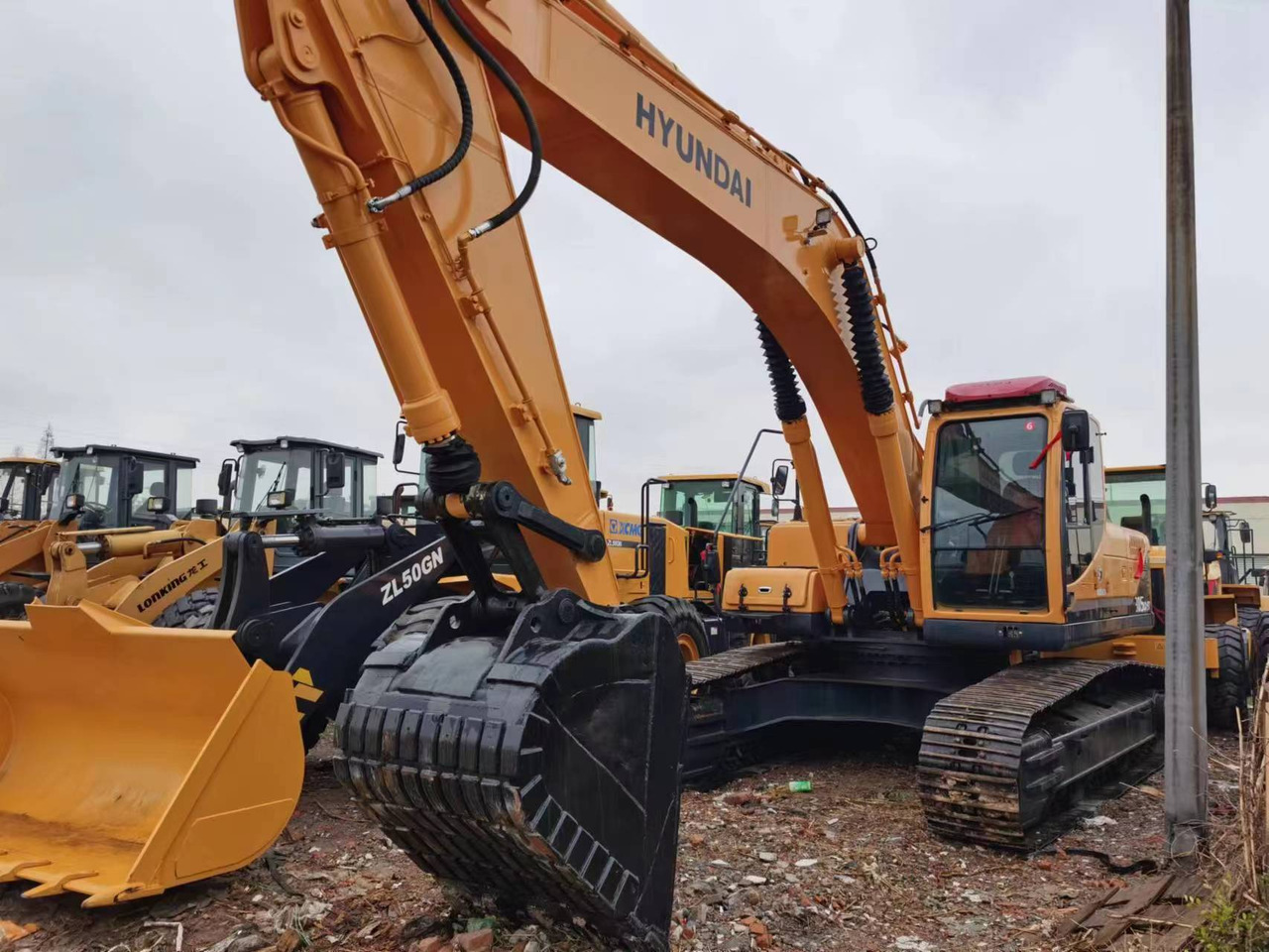 HYUNDAI 305LC-9T 220LC-9S - Kāpurķēžu ekskavators: foto 1 HYUNDAI 305LC-9T 220LC-9S - Kāpurķēžu ekskavators: foto 1