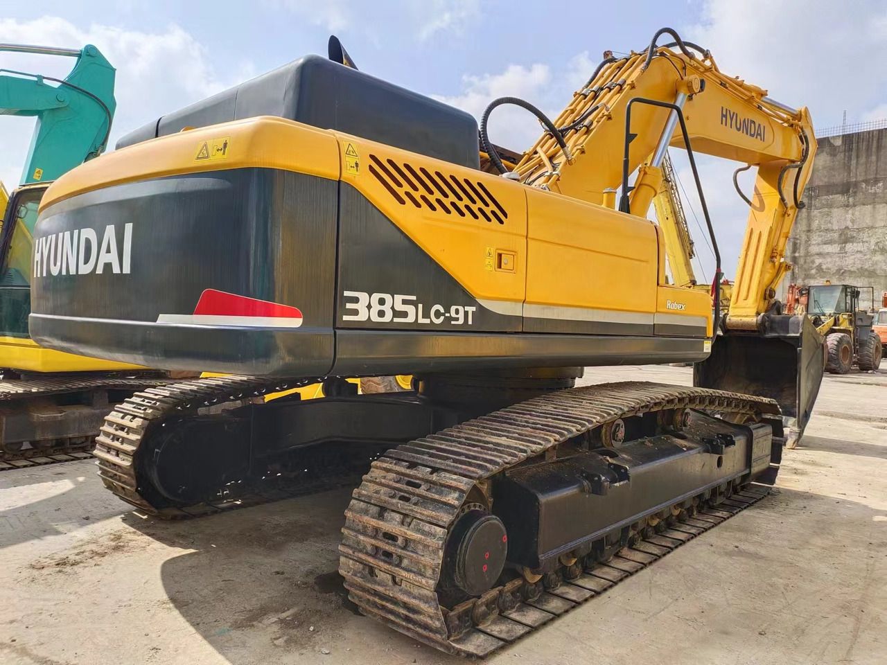HYUNDAI R385LC-9T R305 R220 - Kāpurķēžu ekskavators: foto 1 HYUNDAI R385LC-9T R305 R220 - Kāpurķēžu ekskavators: foto 1