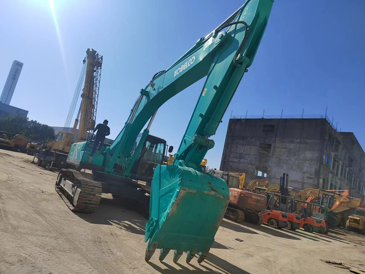 KOBELCO SK350LC-8 - Kāpurķēžu ekskavators: foto 1 KOBELCO SK350LC-8 - Kāpurķēžu ekskavators: foto 1