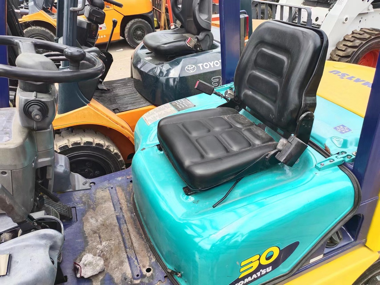 KOMATSU FD30 - Dīzeļiekrāvējs: foto 5 KOMATSU FD30 - Dīzeļiekrāvējs: foto 5