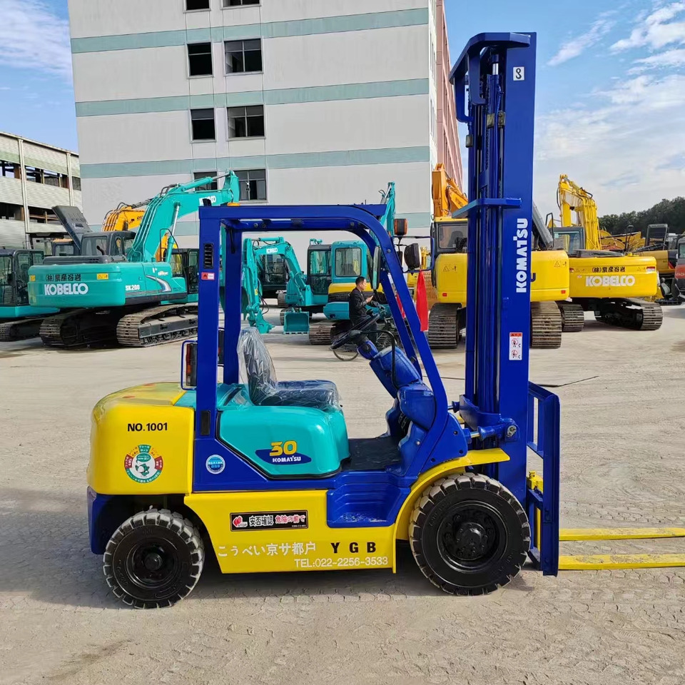 KOMATSU FD30 - Dīzeļiekrāvējs: foto 2 KOMATSU FD30 - Dīzeļiekrāvējs: foto 2