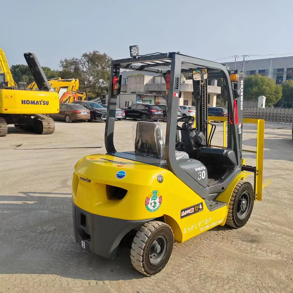 KOMATSU FD30 - Dīzeļiekrāvējs: foto 3 KOMATSU FD30 - Dīzeļiekrāvējs: foto 3